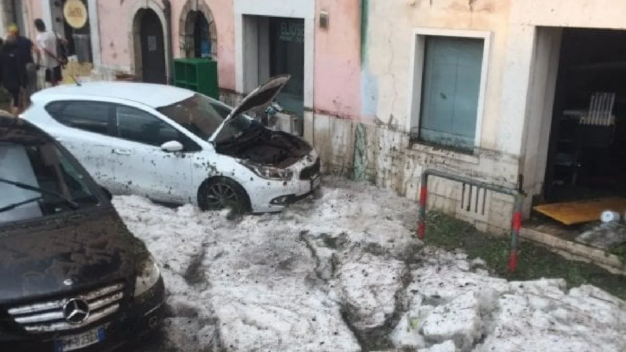 'Rio de gelo' invade ruas de cidade na Itália após tempestade de granizo; veja o vídeo