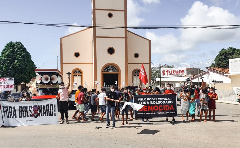 Manifestantes participam em Palmeira dos Índios do ato Fora Bolsonaro neste 24 de julho
