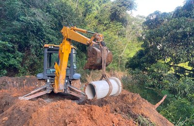 Prefeitura de Branquinha intensifica melhorias em estradas vicinais com instalação de manilhas no Assentamento Nova Esperança