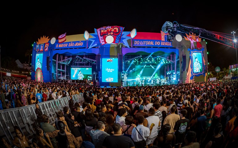Luan Santana e Zezé Di Camargo & Luciano animam a segunda-feira do São João Massayó
