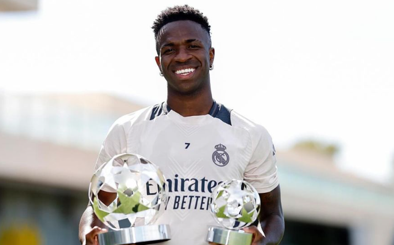 Vini Jr. recebe prêmio de melhor da Liga dos Campeões e agradece: 'Trabalho e personalidade'