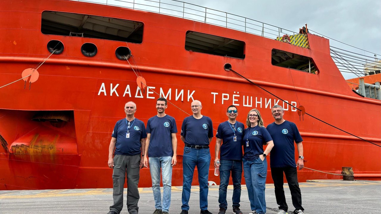 A bordo de quebra-gelo russo, Brasil lidera expedição inédita à Antártica