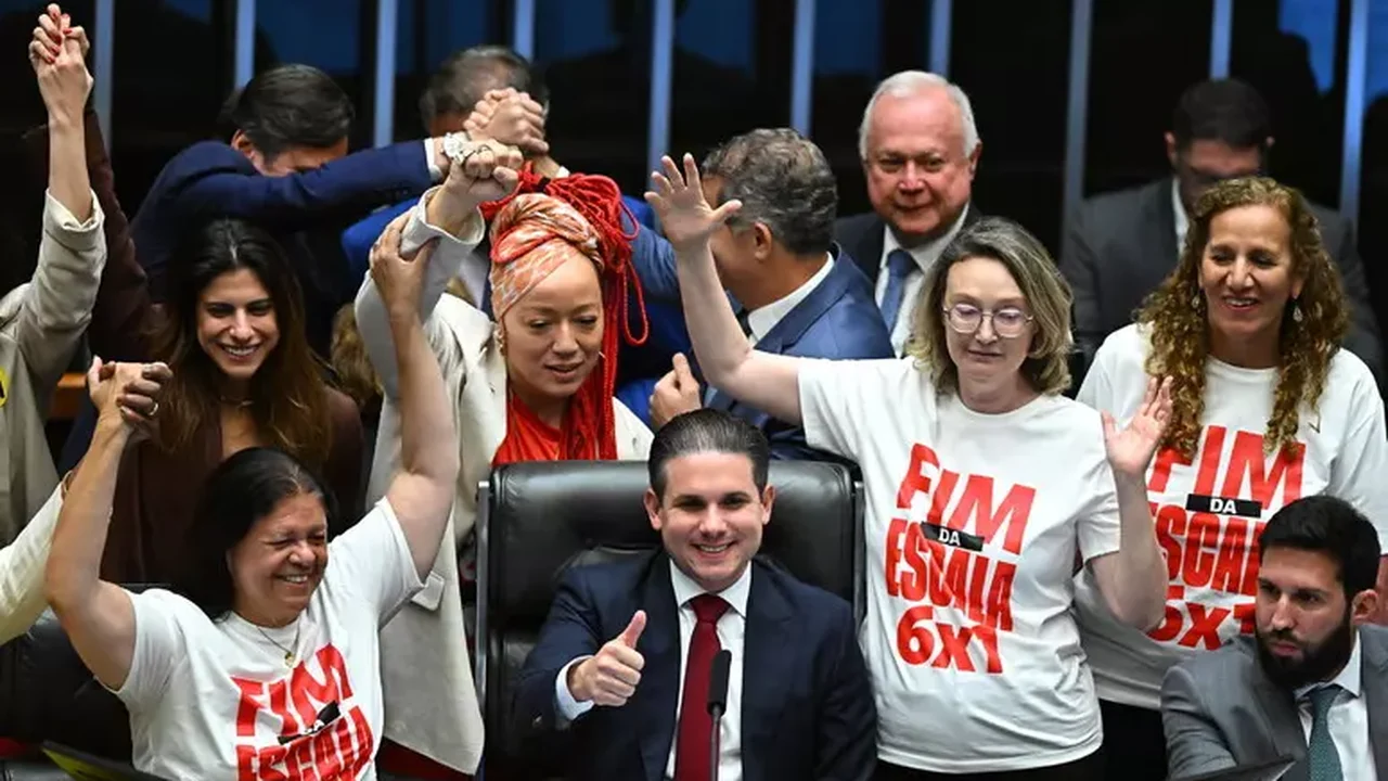 Câmara aprova PEC que prevê fim da escala 6x1