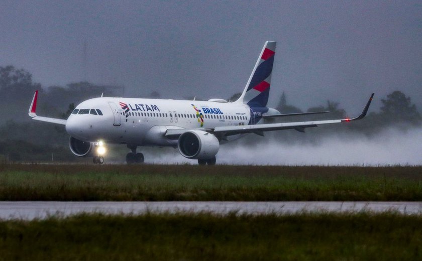 Alagamento em pista do aeroporto de Canoas não atrapalha voos