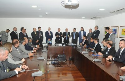 Presidentes da CNM e entidades estaduais entregam pauta a ministros e subchefes do governo	