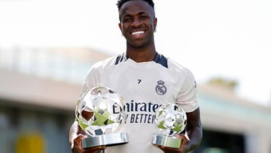Vini Júnior recebe troféu de melhor jogador da Liga dos Campeões
