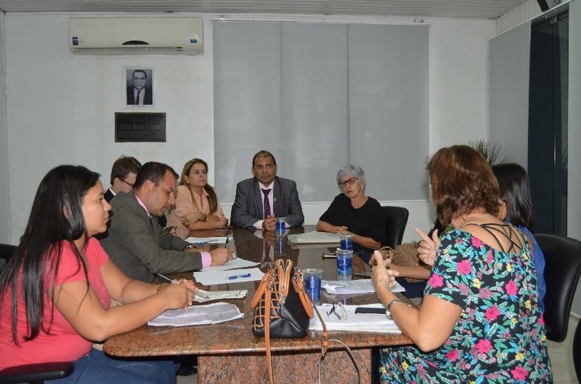 Comissão de Educação da Câmara se reúne com órgãos e auxiliares de sala para debater projeto