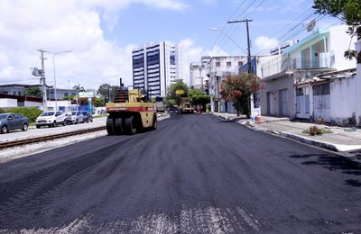 Avenida Walter Ananias começa a ser recapeada