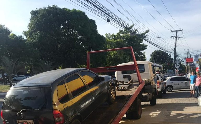 Fiscalização remove veículos por transporte clandestino