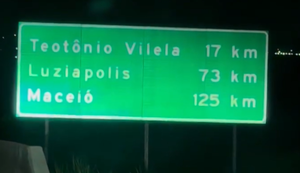 Placa em Junqueiro aponta distância de 56km entre município e distrito vizinho