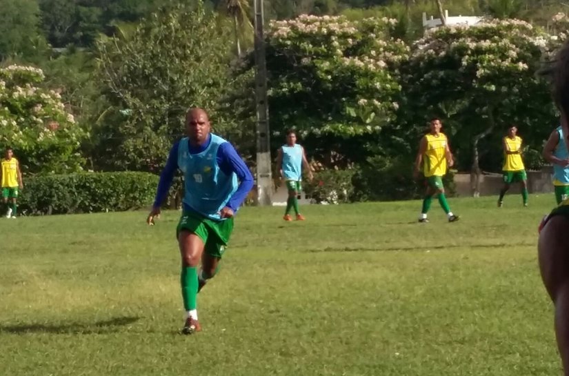 Técnico poupa gramado do Gerson Amaral e Coruripe treina em Pindorama