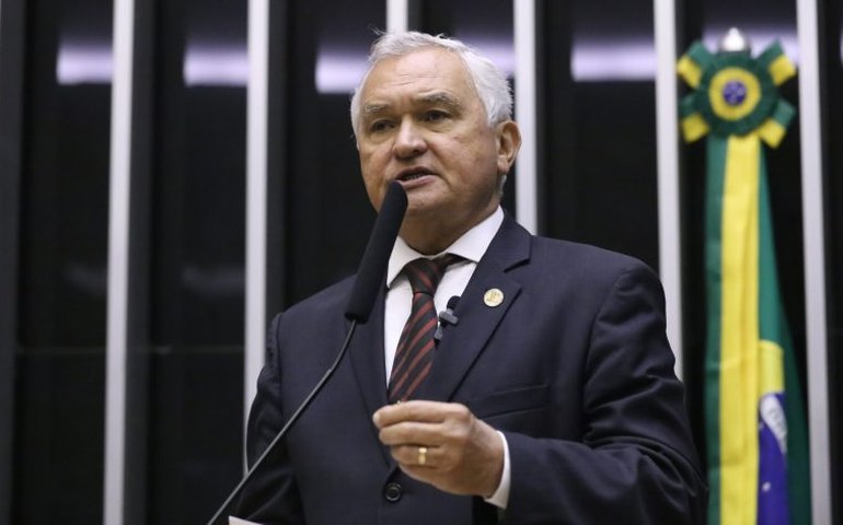 Comissão aprova porte de arma para tabeliães e registradores de cartórios