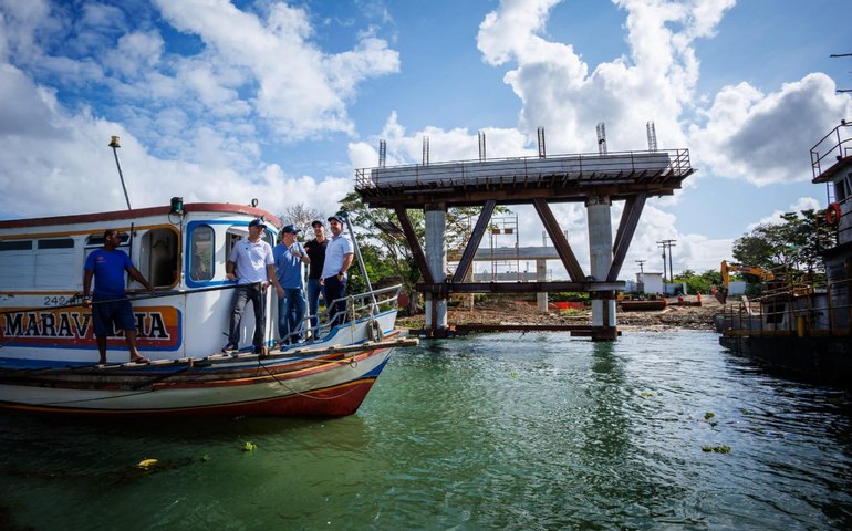 Ao lado de ministro, Paulo Dantas visita obras da ponte Penedo-Neópolis e autoriza construção de creches Cria