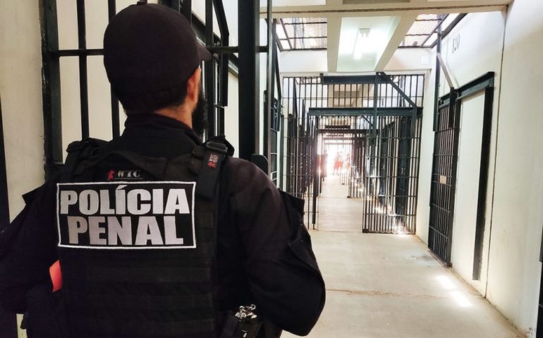 Detento defende tese de doutorado de dentro de presídio em Goiás