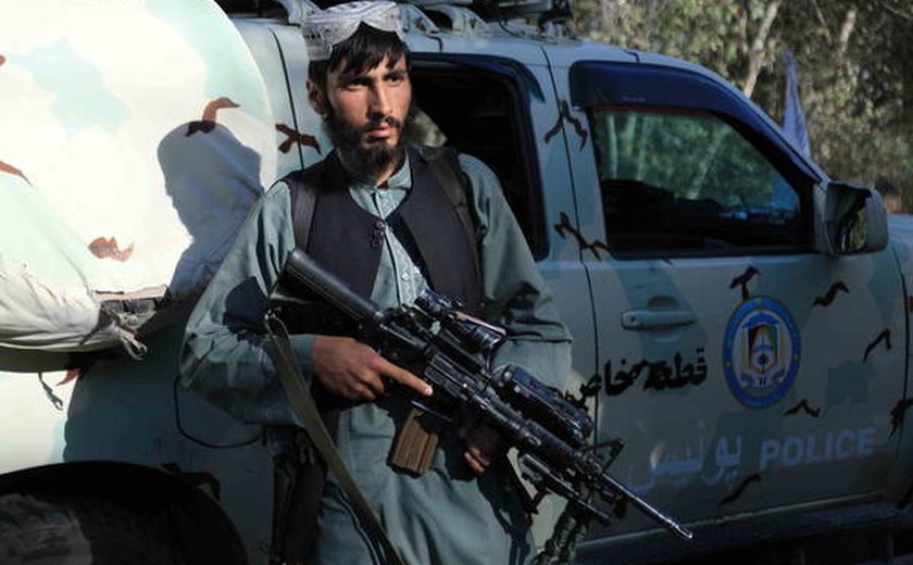 Talibã pendura cadáver em grua na cidade de Herat