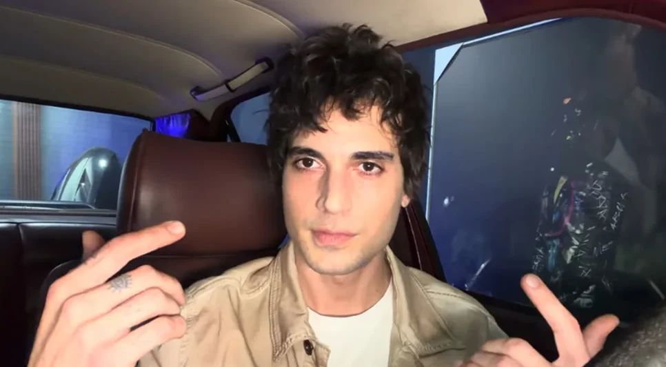 Em vídeo, Fiuk questiona as críticas e afirma que voltou aos palcos por amar cantar