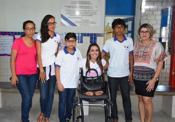 Projeto ‘Ver Bem’ da deputada Thaise Guedes atende estudantes com a doação de óculos