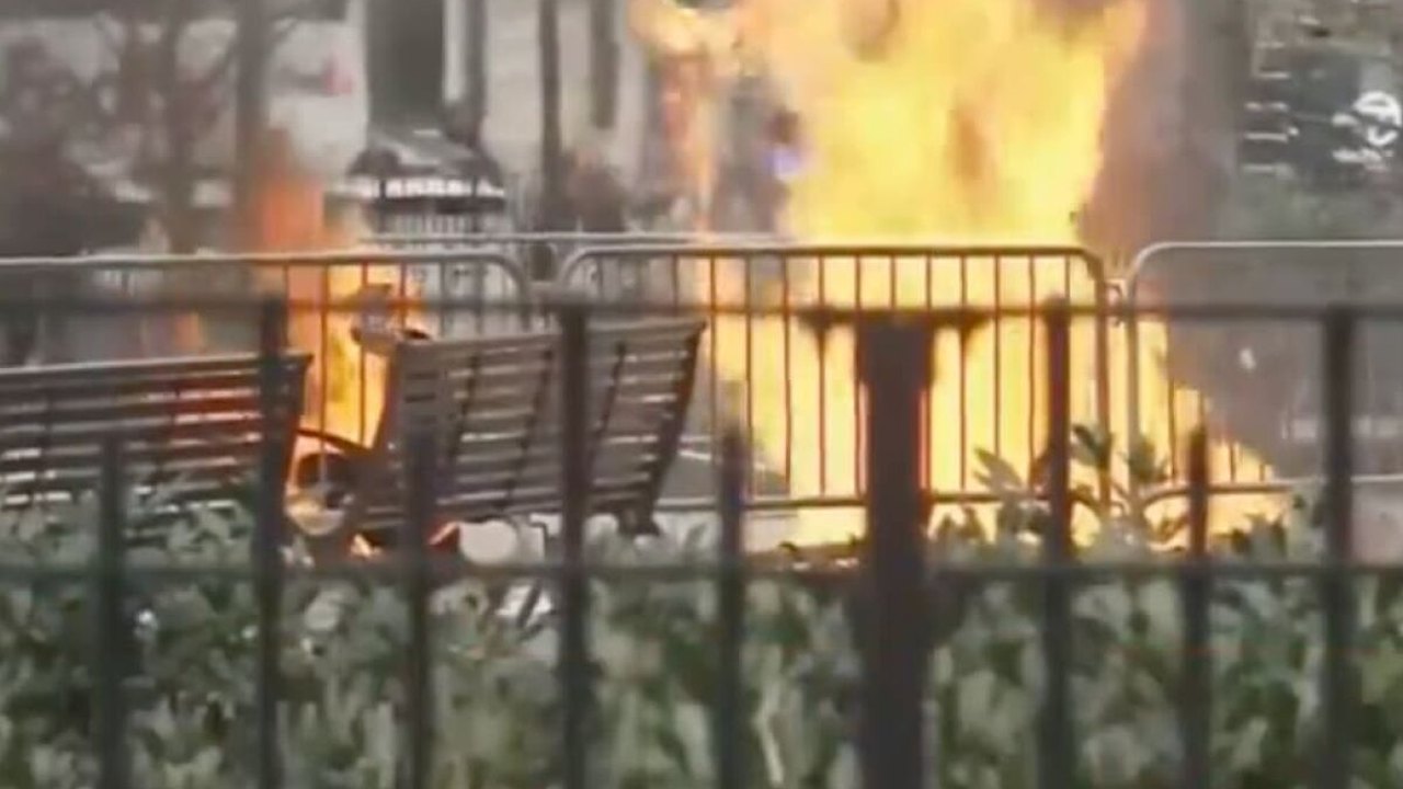 Morre homem que queimou o próprio corpo em frente ao tribunal onde Trump é julgado