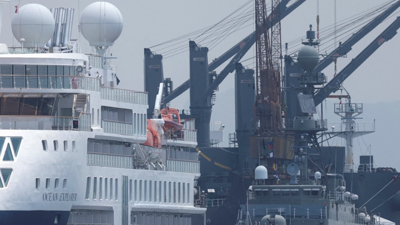 Navio de guerra de 95 metros perde o equilíbrio, tomba no porto e fica parcialmente submerso no Irã 