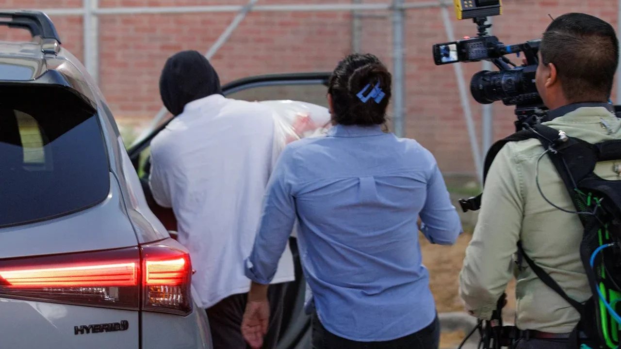 Agente do ICE acusado de tiroteio não fatal é preso pelas autoridades de Minnesota.