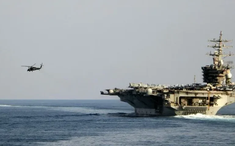 EUA anunciam bloqueio a navios iranianos, mas tráfego persiste no Estreito de Ormuz