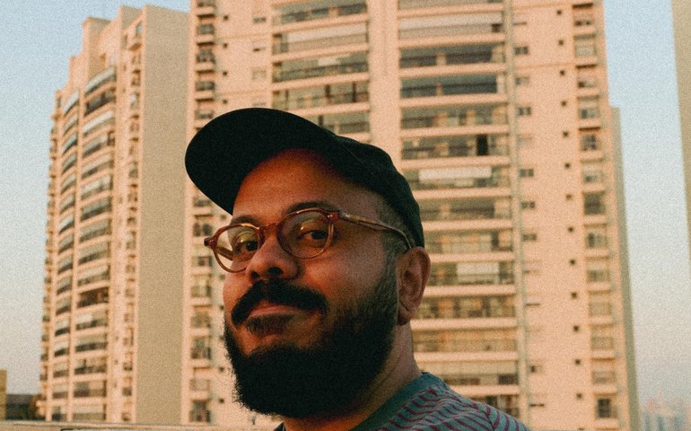 A poesia que bate o ponto: livro de estreia de Caio Martim expõe a tensão entre trabalho corporativo e criação poética em “dia útil”