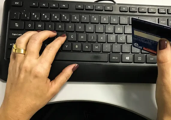 Saldo devedor de cartão pode ser portado para opções com juro menor