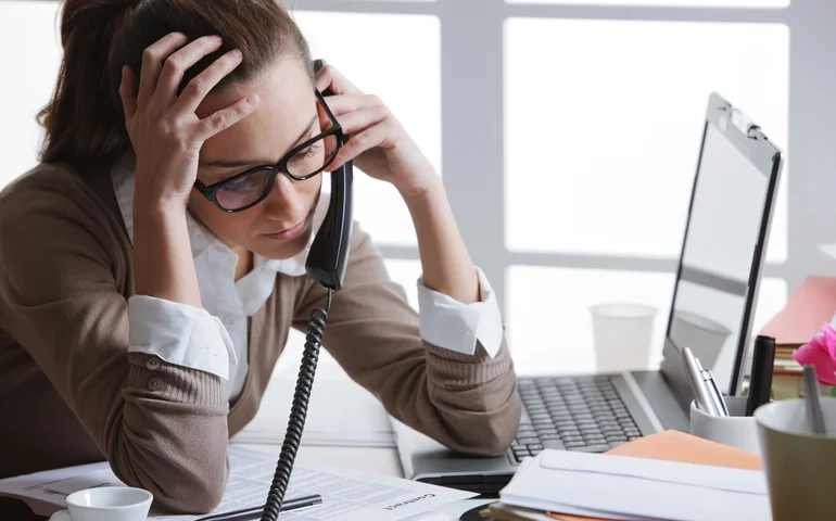 Mulheres trabalham 10 horas a mais que homens por semana, mas recebem apenas um terço da renda deles