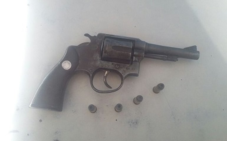 Em Quebrangulo, homem é preso pelo 10º BPM portando ilegalmente uma arma de fogo