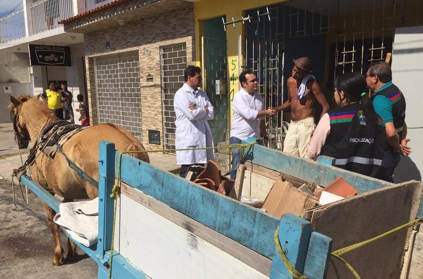 Slum reforça orientação a carroceiros sobre descarte de lixo