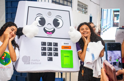 Rolê com a Pilili: mascote aproxima a Justiça Eleitoral de estudantes em Maceió