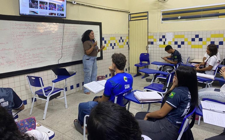 Ex-alunos retornam à Escola Estadual Claudizete Lima Eleutério e motivam estudantes rumo ao ensino superior