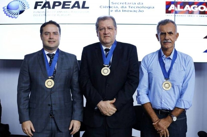 Governador e procurador-geral recebem homenagem da Fapeal