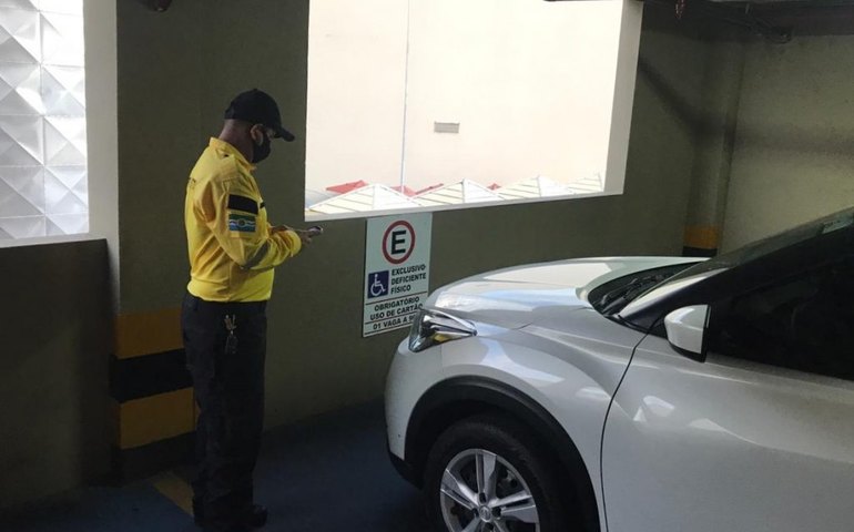 Fiscalização flagra motoristas estacionados em vagas prioritárias