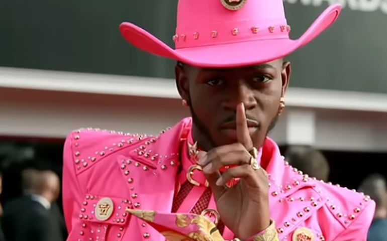 Lil Nas X permanecerá preso até segunda; rapper andou seminu em Los Angeles em aparente delírio