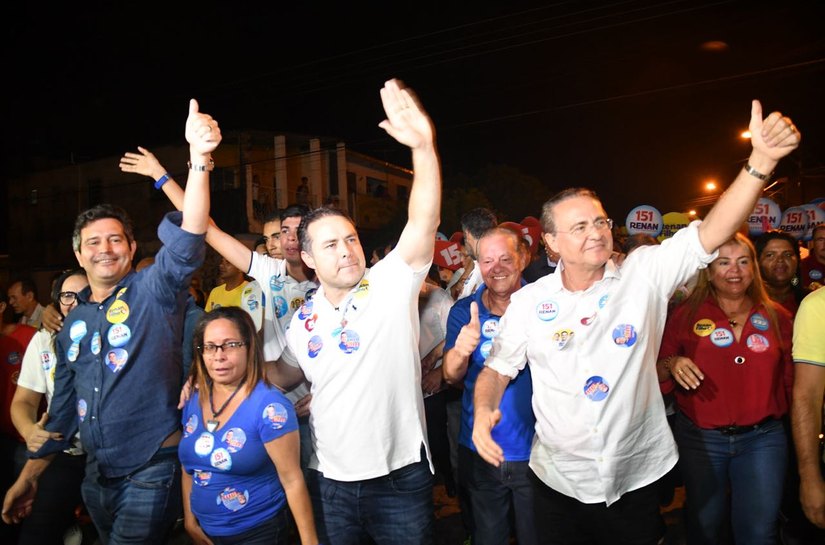 Caminhada com Senador Renan reúne multidão no Tabuleiro do Martins