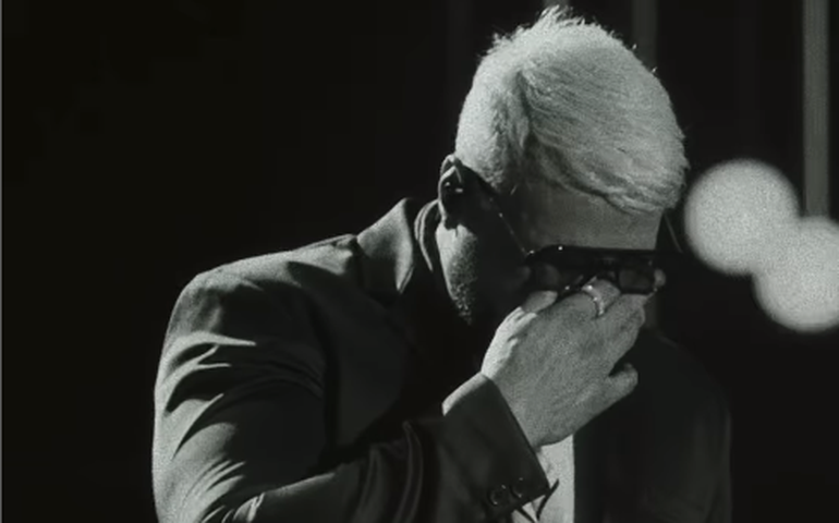 Belo chora Durante show e fala sobre a separação: 'o amor sempre vence'