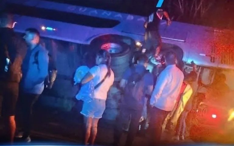 Ônibus tomba na Serra das Pias, em Palmeira dos Índios; não houve vítimas