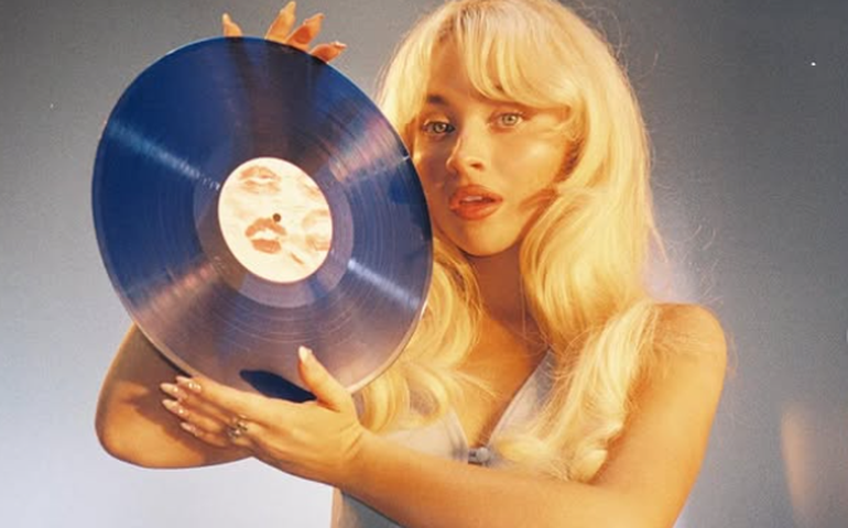 Sabrina Carpenter transforma 'Tears' em homenagem ao cinema cult