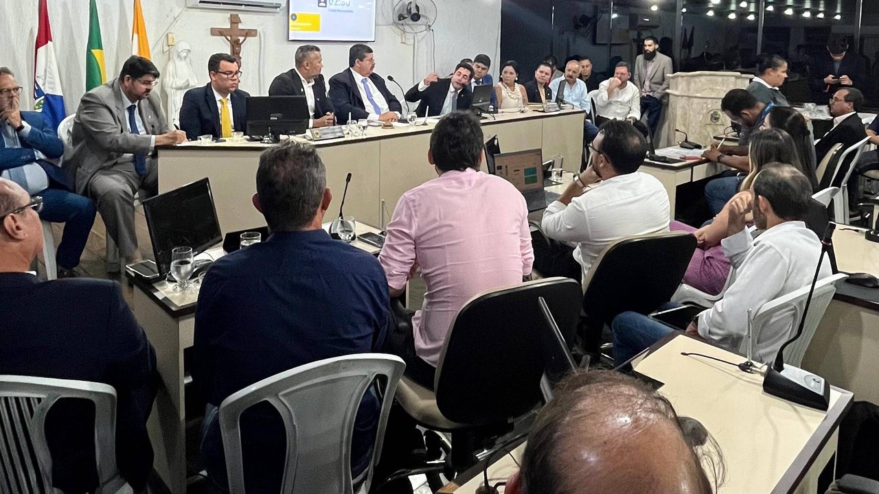 Jogaram o ex-imperador na arena dos leões