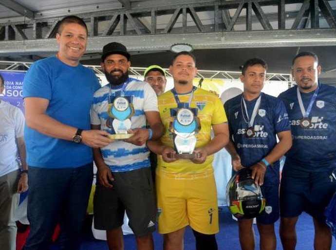 Prefeitura participa de torneio de futsal e homenagem a profissionais da construção civil no Benedito Bentes