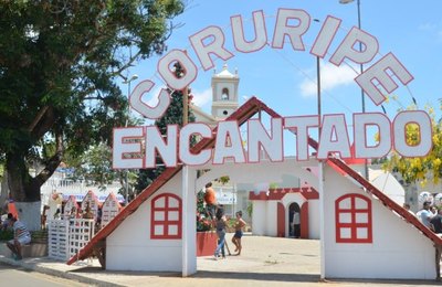 Praça Central recebe ornamentação do Projeto Coruripe Encantado 