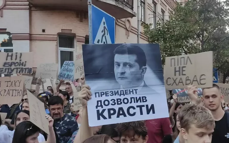 Zelensky recua e apresenta novo projeto de lei anticorrupção