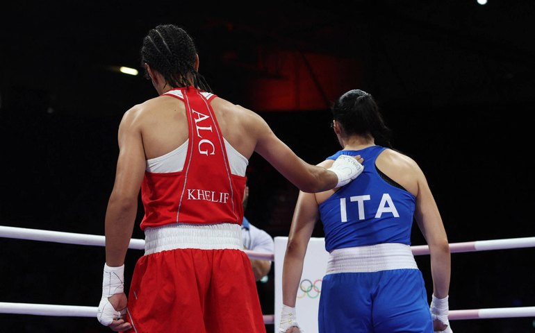 Boxeadora argelina alvo de massacre nas redes sociais vence e lutará pelo ouro