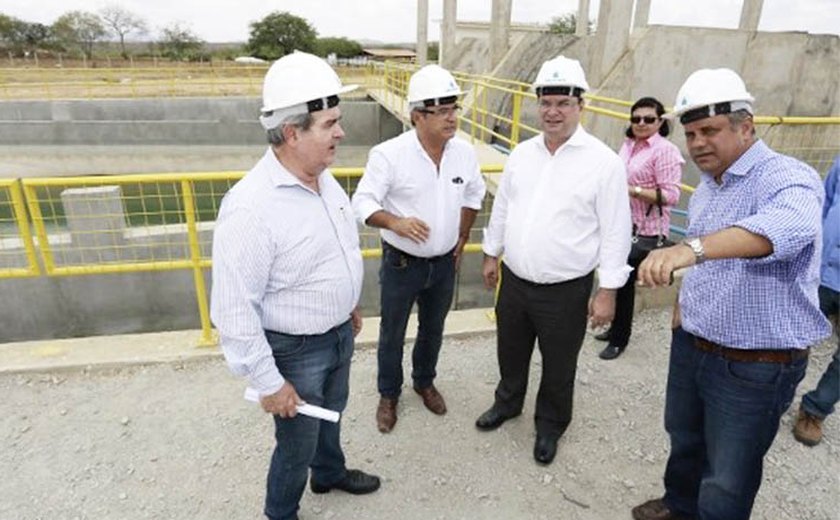 Luciano Barbosa visita obras do Canal do Sertão