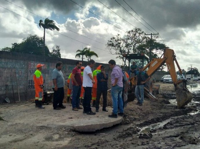 Obra de drenagem é executada pela Seminfra na Avenida Menino Marcelo