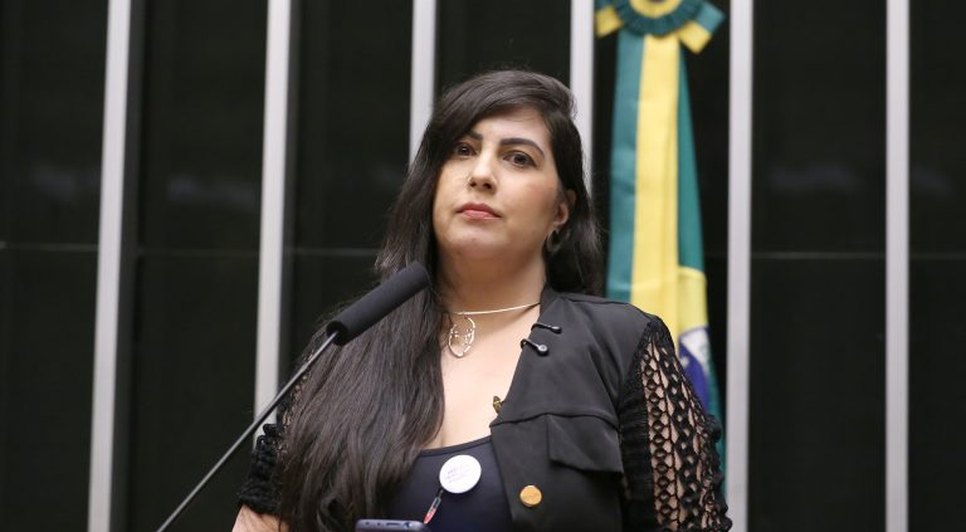 Barbara Penna teve sua casa incendiada e foi atirada do 3º andar pelo seu ex-companheiro / Foto: Ederson Nunes/CMPA