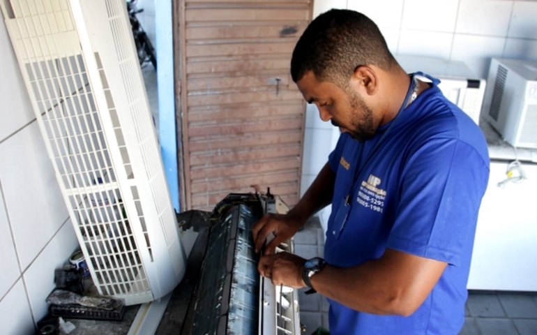 Com apoio da Seprev, eletricista vence as drogas, faz curso e abre o próprio negócio