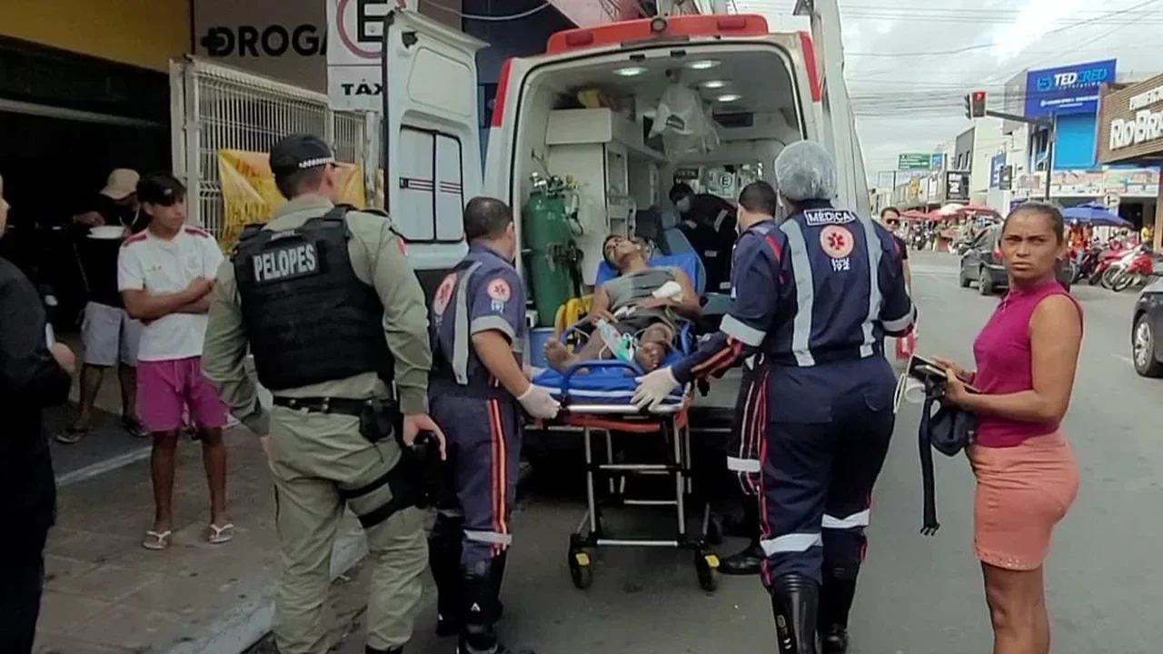 Homem é esfaqueado e busca abrigo em supermercado na Avenida Rio Branco