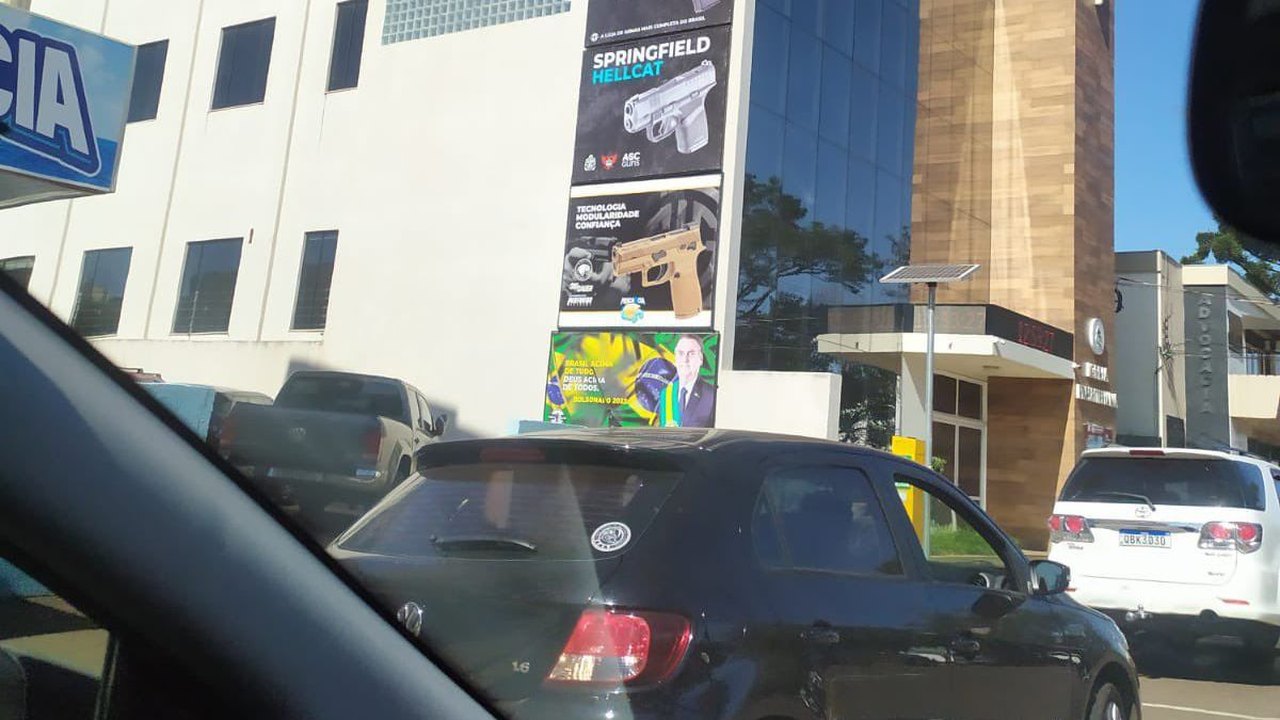 Muro de igreja vira outdoor para propaganda ilegal de armas e de Bolsonaro